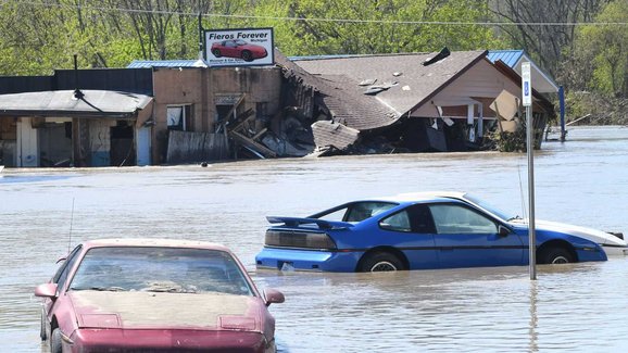 Voda z přeplněných přehrad smetla město i se sbírkou Pontiaců 