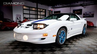 Tento Pontiac Trans Am vás vrátí zpět do devadesátek. Je dokonale zachovalý Tento Pontiac Trans Am vás vrátí zpět do devadesátek. Je dokonale zachovalý
