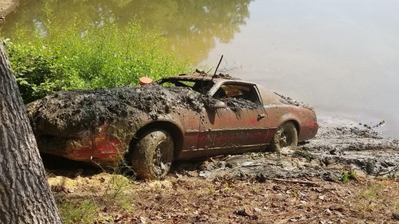 V USA našli před 30 roky ukradený Pontiac Firebird. Nikomu už ale asi radost neudělá