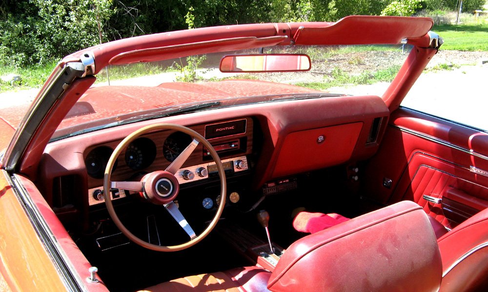 Proti standardnímu GTO byl „The Judge“ o 332 dolarů dražší a měl lepší výbavu. V oknech dveří už neměl větrací okénka.