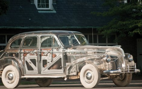 Pontiac je vždy elegantní. S průhlednou kapotou navíc vypadá jako auto z budoucnosti.