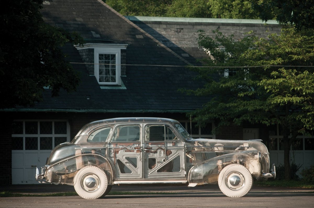Pontiac je vždy elegantní. S průhlednou kapotou navíc vypadá jako auto z budoucnosti.