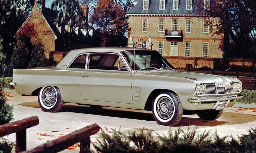 Dvoudveřové kupé Pontiac Tempest z roku 1962.