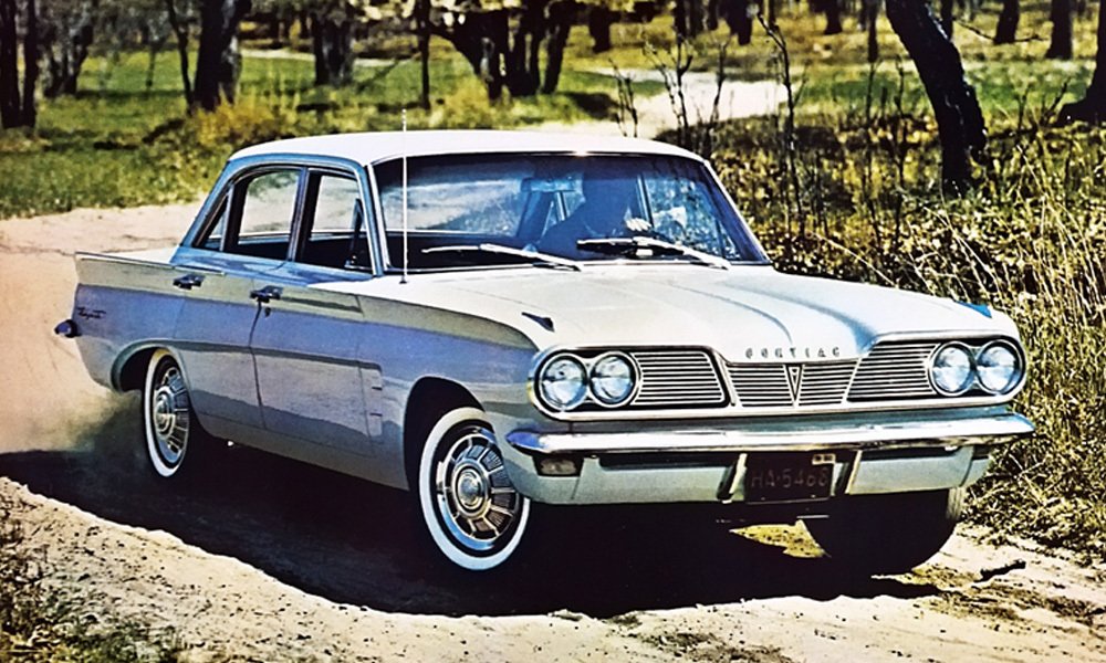 Čtyřdveřový sedan Pontiac Tempest z roku 1962.