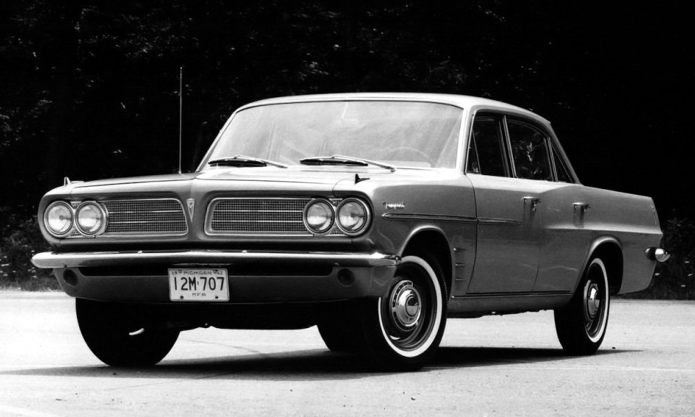 Sedan Pontiac Tempest z roku 1963 byl dlouhý skoro 5 metrů (4 935 mm).