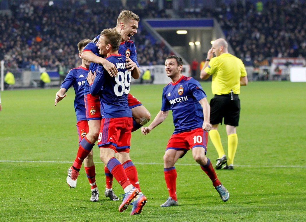 Pontus Wernbloom slaví třetí gól CSKA Moskva do sítě Lyonu