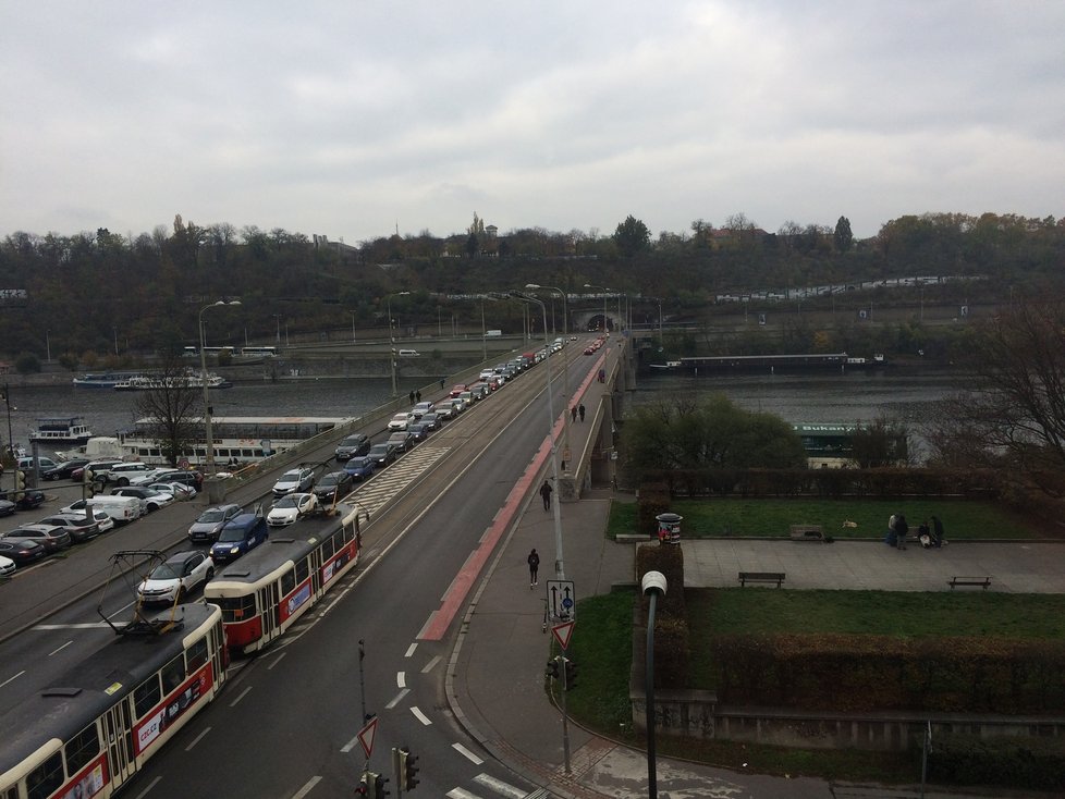 Takovýto pohled se může naskytnout návštěvníkům výstavy patrně naposledy. Dům, ve kterém je situovaná, je totiž určen k demolici.