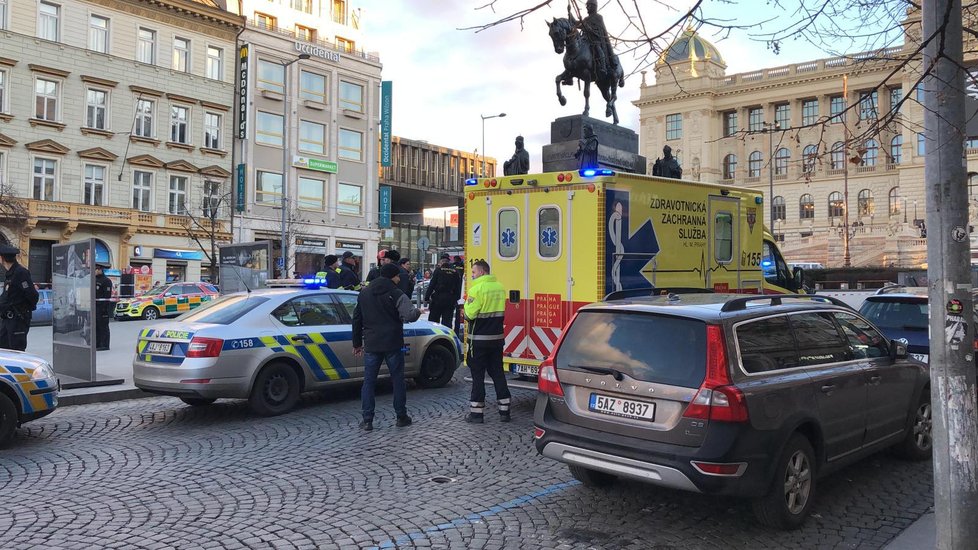 Popálenou osobu na Václavském náměstí ošetřili záchranáři.