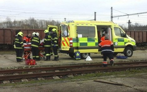 Zdravotníkům na místě asistovali hasiči.