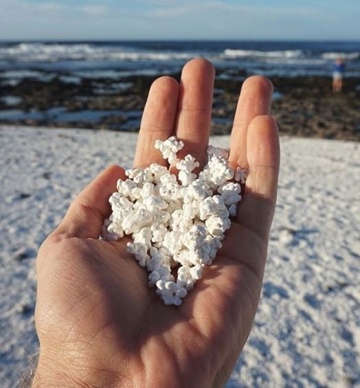 Písek na jednom z Kanárských ostrovů vypadá jako popcorn a plní sociální sítě