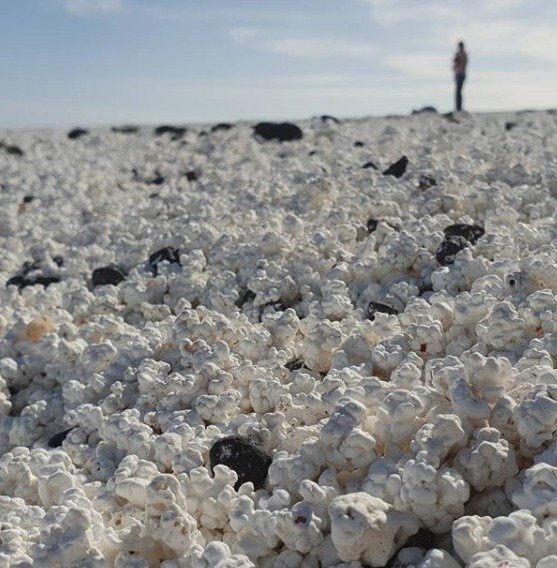 Písek na jednom z Kanárských ostrovů vypadá jako popcorn a plní sociální sítě