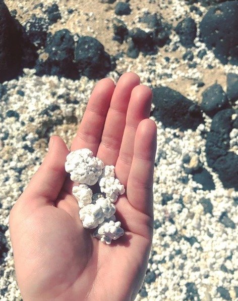 Písek na jednom z Kanárských ostrovů vypadá jako popcorn a plní sociální sítě