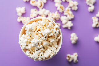 Domácí křupavý popcorn: Zapomeňte na mikrovlnku, mnohem lepší je z pánve!