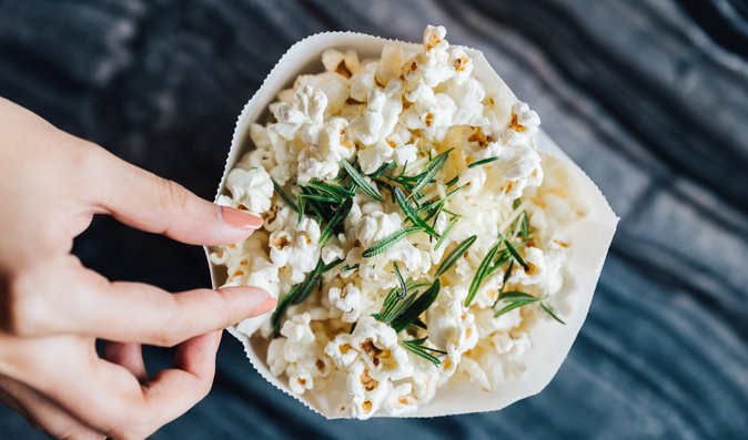 Domácí popcorn ovoněný rozmarýnem