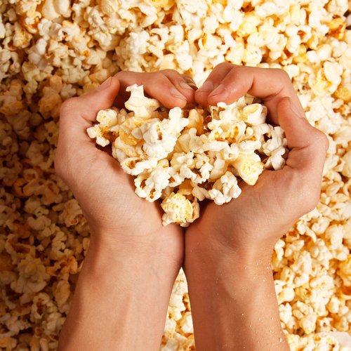 Tři šálky popcornu mají necelých 400 kJ, 19 gramů sacharidů a 3,5 gramů vlákniny.