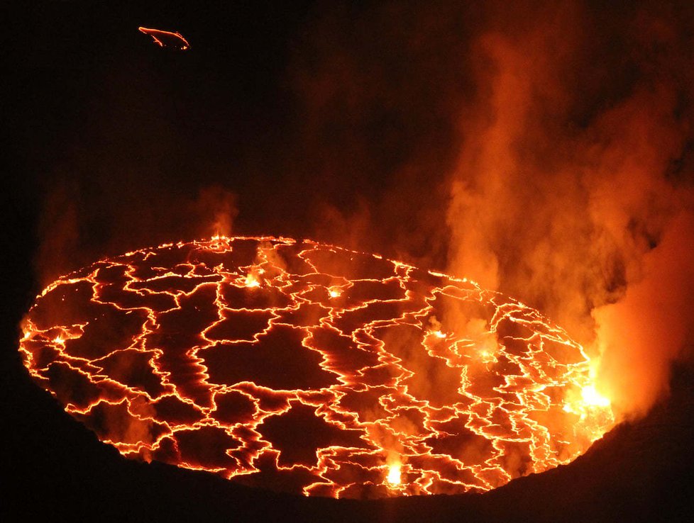 Lávové jezero sopky Nyiragongo v Kongu obdrželo v soutěži AV ČR 1. místo v kategorii Živly přírody.