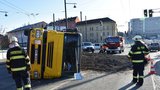 V Plzni se převrátil náklaďák s popelem: 29 tun se ho vysypalo na silnici