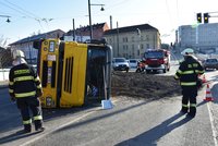 V Plzni se převrátil náklaďák s popelem: 29 tun se ho vysypalo na silnici