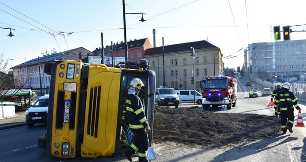 V Plzni se převrátil náklaďák převážející popel.