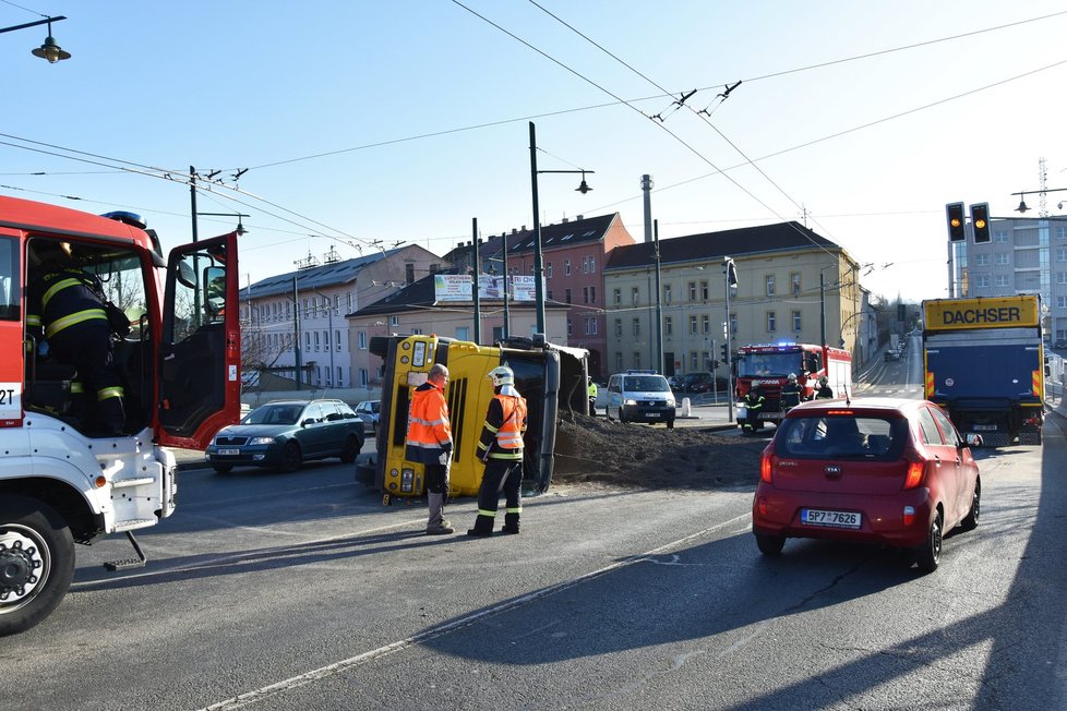 V Plzni se převrátil náklaďák převážející popel.