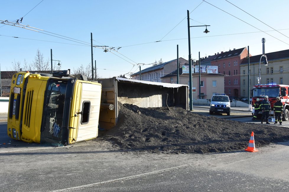 V Plzni se převrátil náklaďák převážející popel.