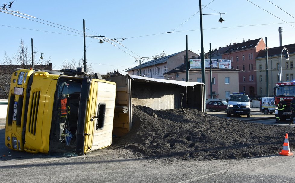 V Plzni se převrátil náklaďák převážející popel.