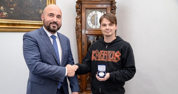 Poctivý popelář Martin Tempel (34) z Plzně odevzdal půl milionu, který nalezl v odpadcích. Primátor města ho ocenil stříbrnou medailí.