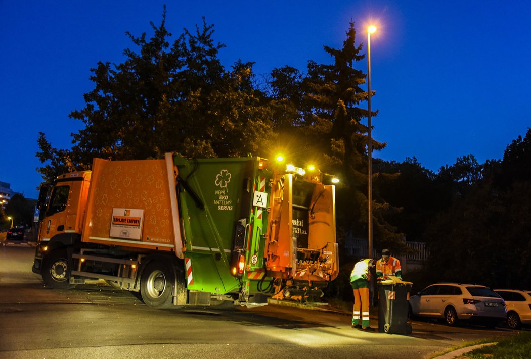 Vůz po střechu naplněný nápojovými kartony váží kolem tří tun