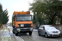 Nehoda popelářského vozu u Otína: Spolujezdec zemřel