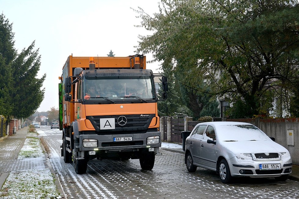 Auta mají v řadě ulic co dělat, aby se vešla. V centru je práce popeláře nejvíce stresující. Z osobních aut se linou zvuky klaksonu, které práci neusnadňují.