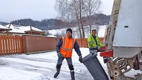 K domům v horách musejí popeláři taky couvat do kopce a do zatáček.