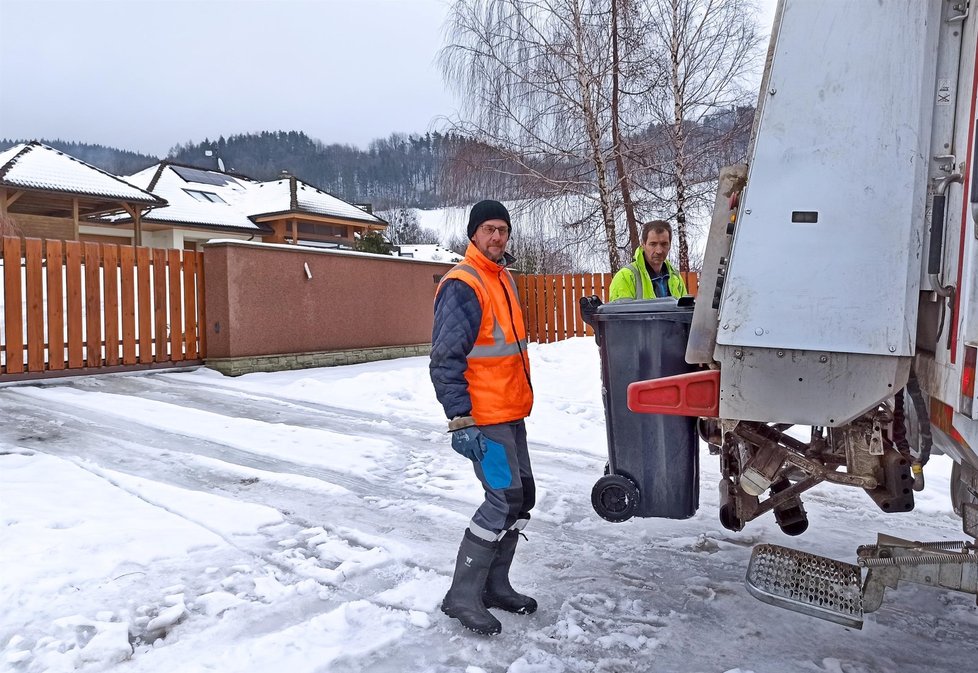 K domům v horách musejí popeláři taky couvat do kopce a do zatáček.