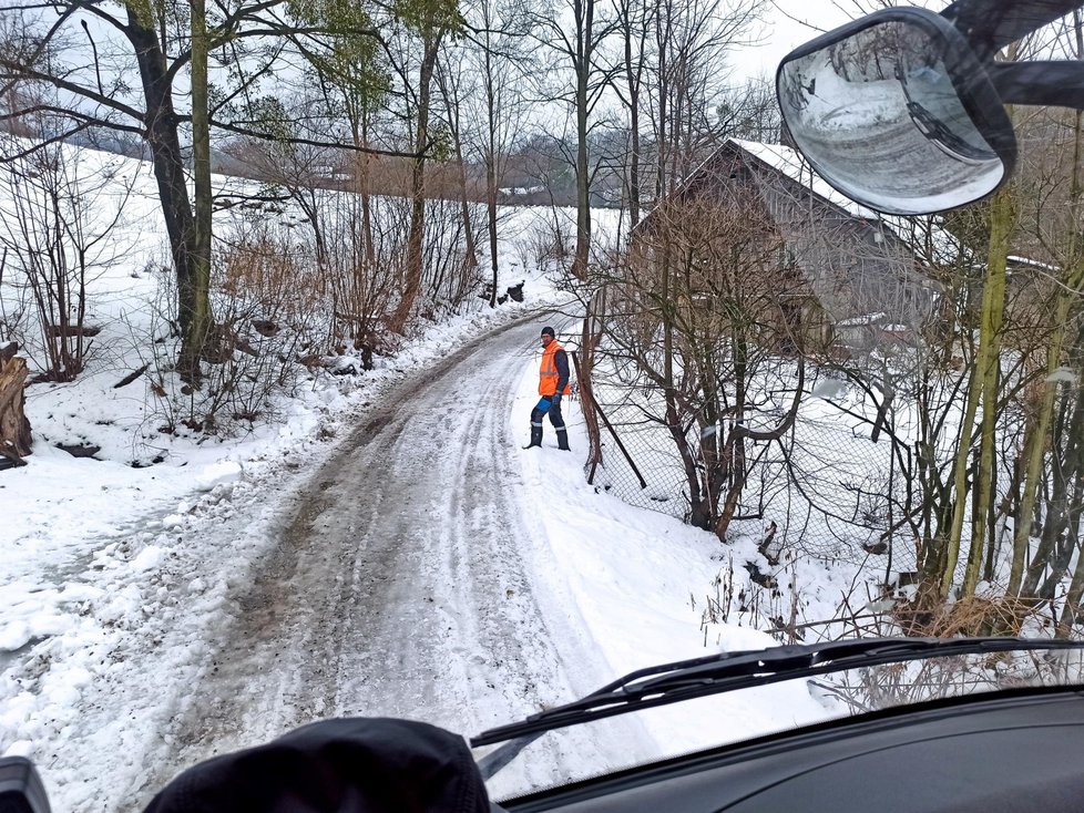 Pomocník stojí na místě, kde se Lyčka s vozem převrátil do příkopu.