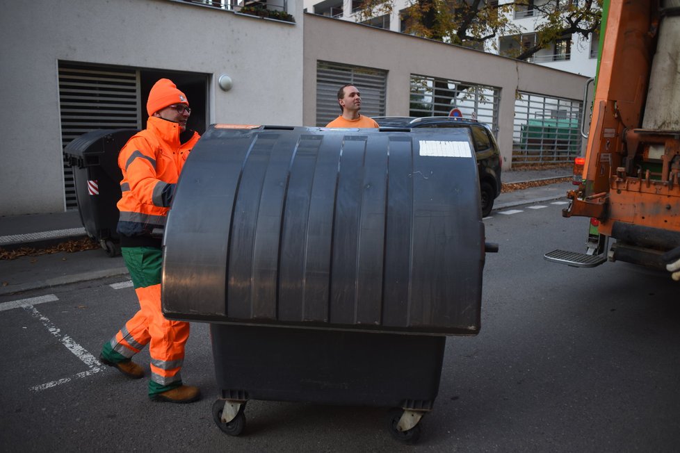 Kontejnery se vysypávají pomocí výstupků na jejich straně. Po vrácení na místo se musí zabrzdit.