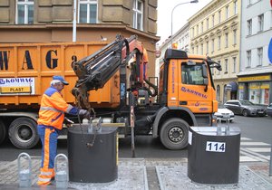 Popeláře zachytil vlastní kukavůz při vysypávání popelnice: Muž zraněním podlehl (ilustrační foto).