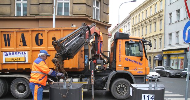 Popeláře zachytil vlastní kukavůz při vysypávání popelnice: Muž zraněním podlehl (ilustrační foto).