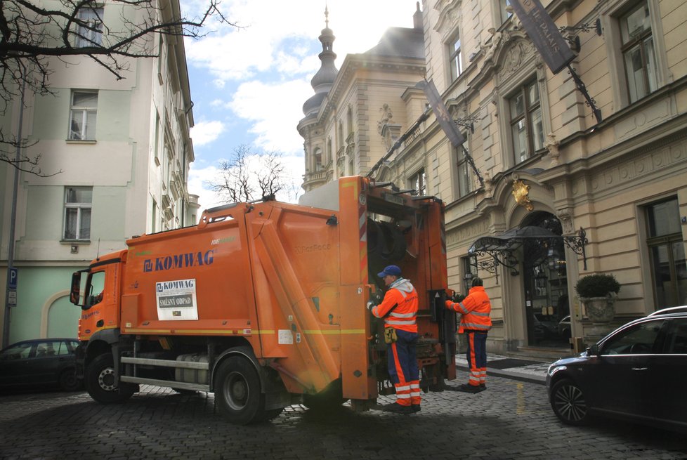 Řidiči popelářských vozů v Praze mohou dostat náborový příspěvek až 50 tisíc