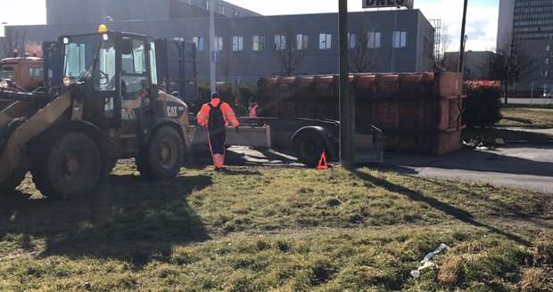 Popelářské auto skončilo na boku. Nehoda v Tiskařské ulici v Praze 10 – Malešicích zablokovala na několik hodin část silnice.