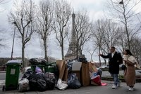 V Paříži se válí tisíce tun odpadků. Popeláři stávkují, v ulicích roste počet krys