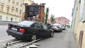 Tahač kuka vůz neudržel: Popeláři v Praze nabourali dvě auta