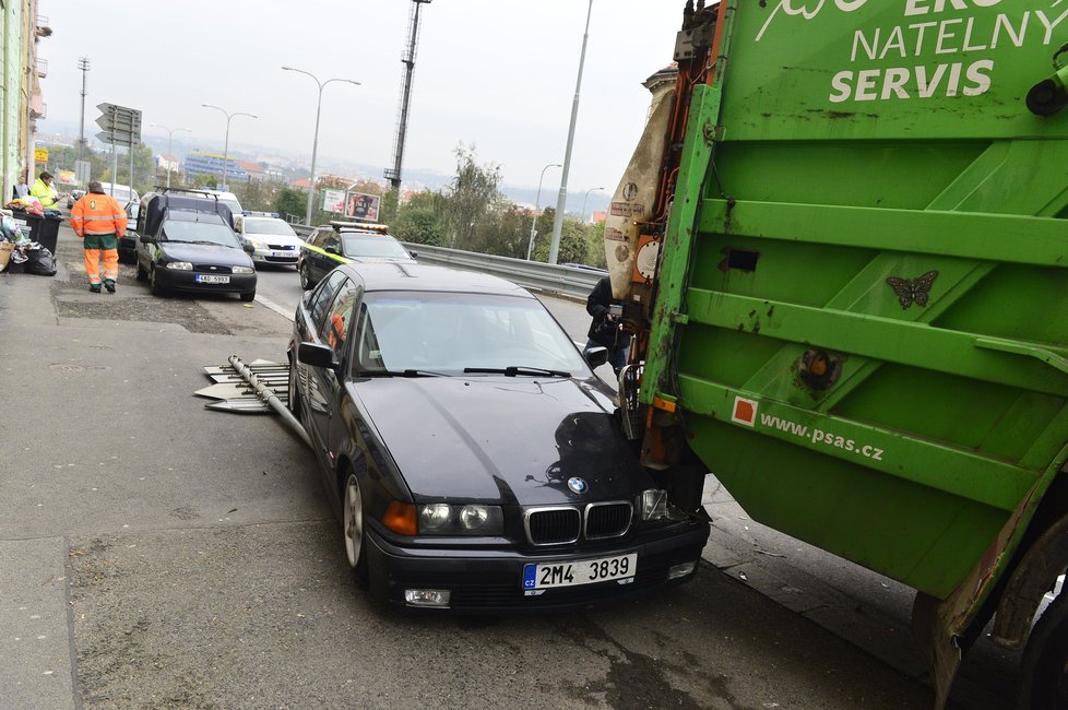 Tahač kuka vůz neudržel: Popeláři v Praze nabourali dvě auta