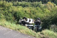 Popelářský vůz skončil na Kladensku v příkopu: Na místě byli tři zranění