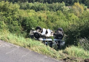 Popelářský vůz skončil na Kladensku v příkopu: Na místě byli tři zranění