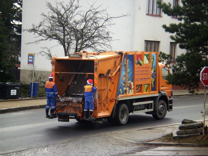 Nejnižší měsíční mzda popeláře činí 12 200 Kč.