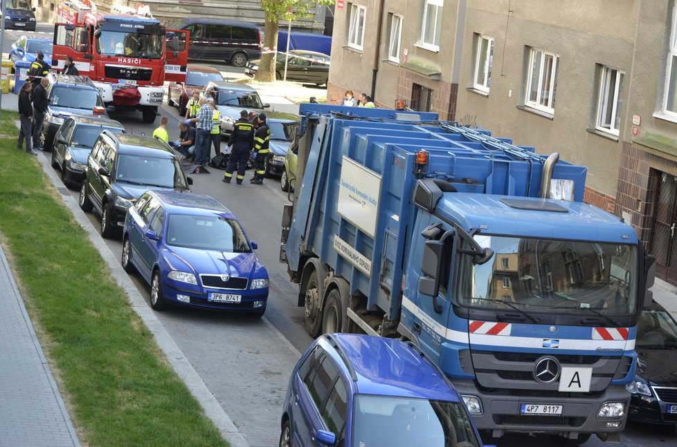 Popelářský vůz srazil a usmrtil ženu.