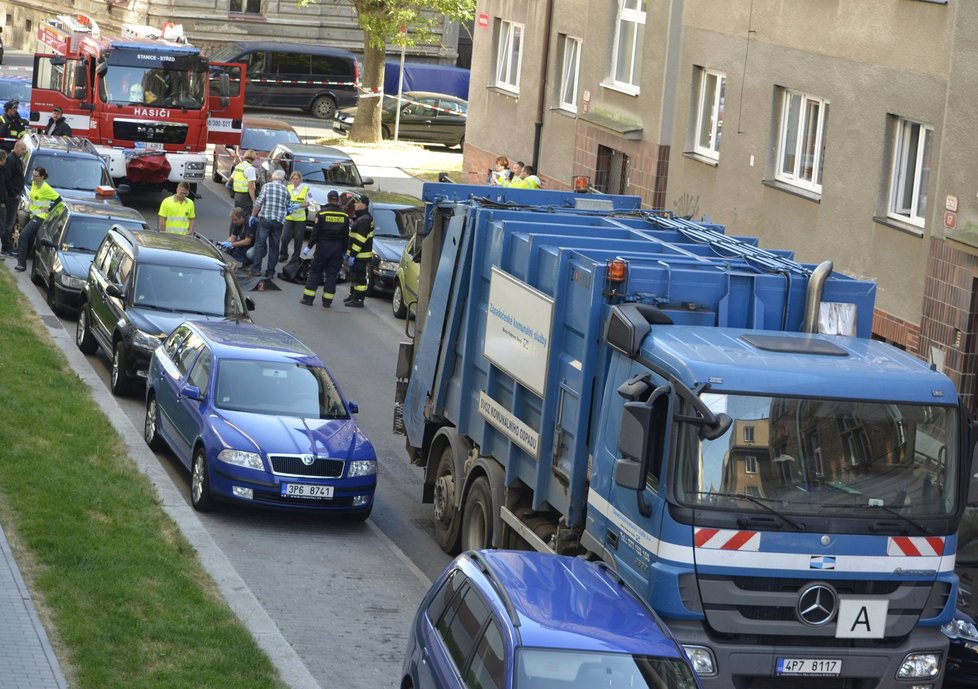 Popelářský vůz srazil a usmrtil ženu.