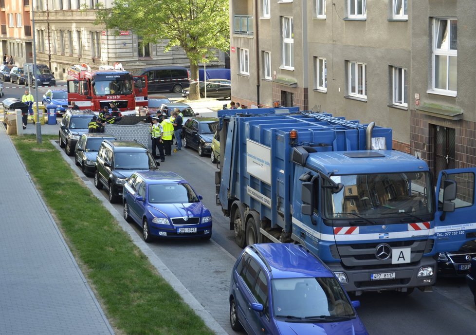 Popelářský vůz srazil a usmrtil paní Vlastu (†66) před domem, ve kterém pečovala o invalidní sestru.