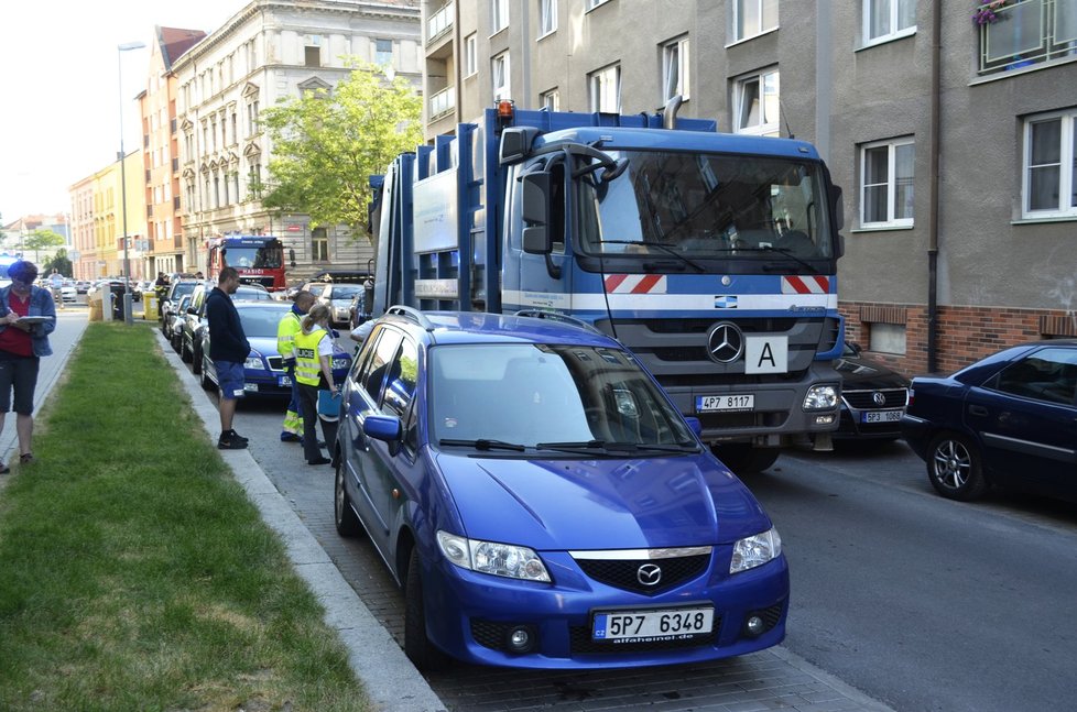 Popelářský vůz srazil a usmrtil paní Vlastu (†66) před domem, ve kterém pečovala o invalidní sestru.