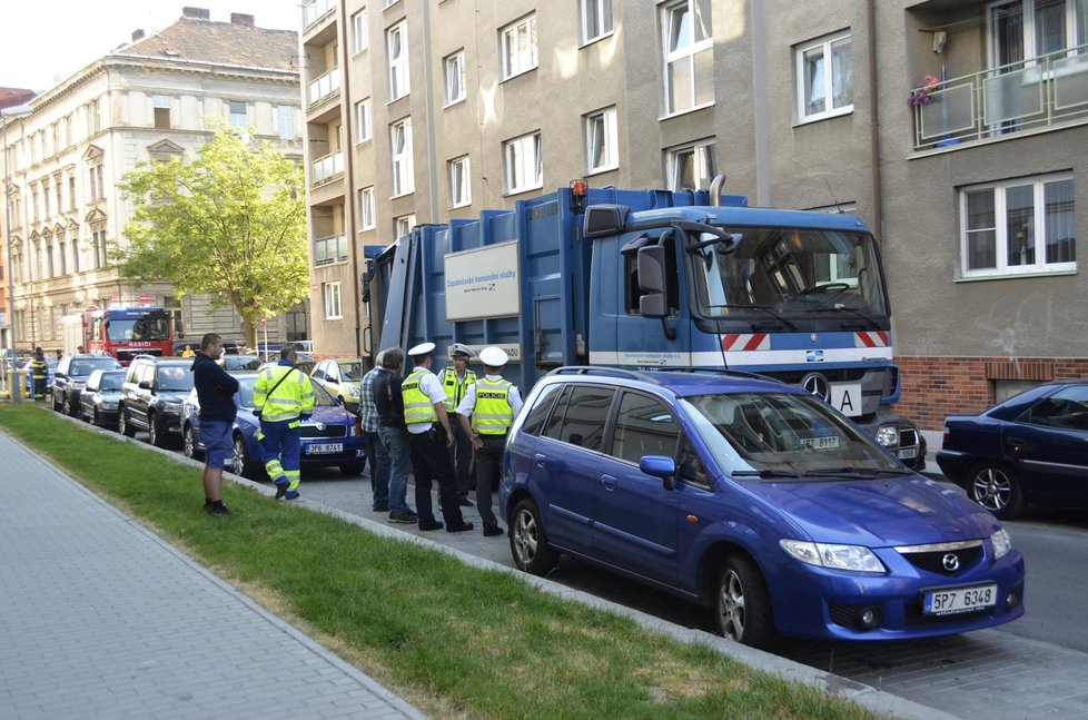 Popelářský vůz srazil a usmrtil ženu.