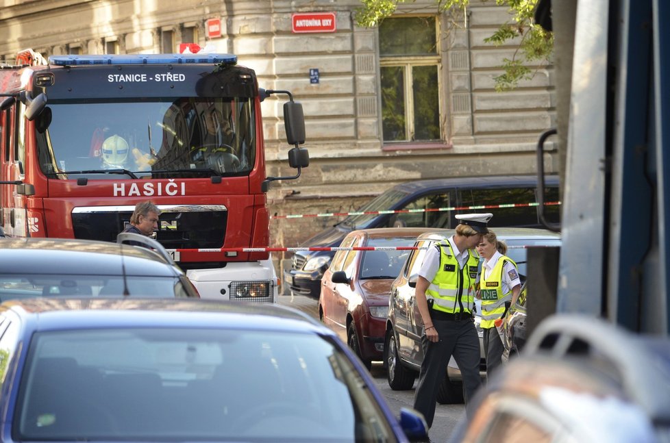 Popelářský vůz srazil a usmrtil ženu.